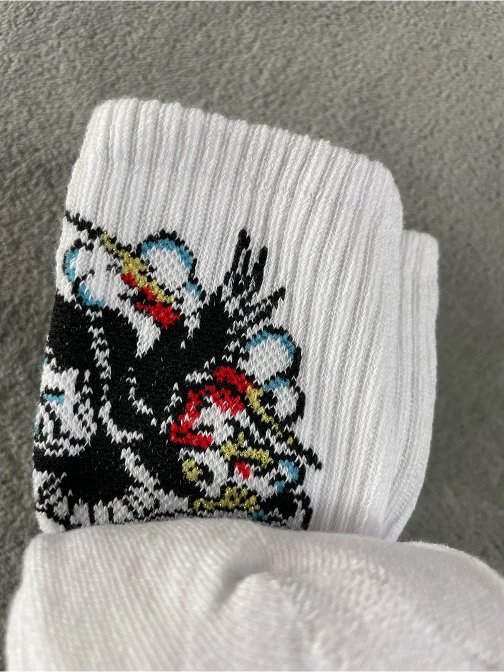 Ed Hardy Mens Cushioned Crew Socks 5 Pair (3 Black, 2 White)